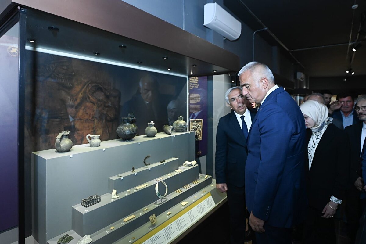 Bakan Ersoy, Gordion’un 2023 yılında UNESCO Dünya Miras Listesi'ne kaydedildiğini belirterek, antik kentin "Geleceğe Miras" çalışmalarına da dahil edildiğini hatırlattı. Ersoy, Ankara Hacı Bayram Veli Üniversitesi Öğretim Üyesi Prof. Dr. Yücel Şenyurt'un, 2024 yılında Gordion'da koordinatör kazı başkanı olarak görevlendirildiğini ifade etti.