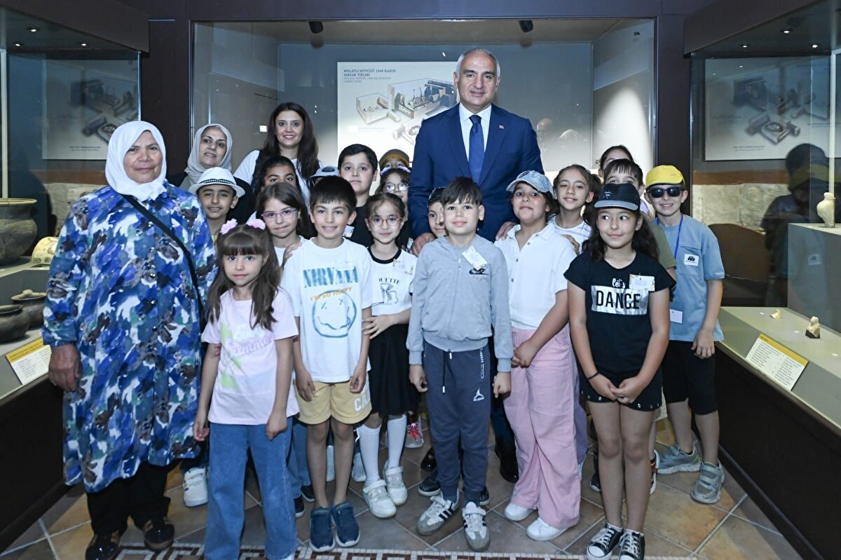 Bakan Ersoy, T26 tümülüsünde gün yüzüne çıkarılan bronz ve demir eserlerin, özel koşullarda Ankara Restorasyon ve Konservasyon Bölge Laboratuvarı’na taşındığını belirterek, burada uzman ekipler tarafından korozyon temizliği, kimyasal stabilizasyon, kırıkların onarımı ve eksik parçaların desteklenmesi gibi titiz işlemlerden geçirildiğini söyledi. Bu çalışmaların, yalnızca eserlerin fiziksel bütünlüğünü değil, aynı zamanda tarihsel ve kültürel değerlerini korumayı amaçladığını vurgulayan Ersoy, “Uzmanlarımız sayesinde bu eserlerin uzun vadeli korunması ve bilimsel araştırmalara en sağlıklı şekilde katkı sunmaları temin edilmiş oluyor.” dedi.