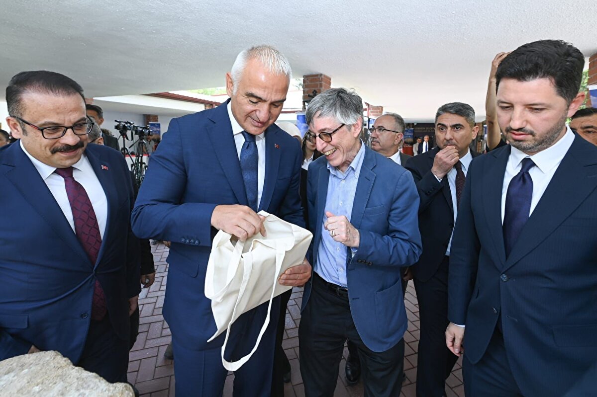 Kazılarda 5 Binden Fazla Kişiye İstihdam Sağlandı<br><br>Konuşmasında "Geleceğe Miras" projesinin geniş kapsamına da değinen Ersoy, şunları kaydetti:<br><br>"Geleceğe Miras projesinin 2023 yılı Ekim ayında Efes Antik Kenti’nde başlatıldığını ve kısa sürede ülkemiz genelinde toplam 251 kazı alanını kapsayacak şekilde genişletildiğini hatırlatmak isterim. Projemizin bütün etapları tamamlandığında, bilimsel çalışmalar ışığında kazı, restorasyon ve çevre düzenlemelerinin yapılmasıyla ülkemizin medeniyet zenginliği, her bir unsuruyla gün yüzüne çıkarılmış olacaktır. Oluşturulan yeni destinasyonların dünya çapında tanıtımlarının yapılmasıyla da kültür turizminde ülkemizin aldığı pay ciddi oranda artacak ve varisi olduğumuz kültür mirasımızın gelecek nesillere ulaşması güvence altına alınacaktır."