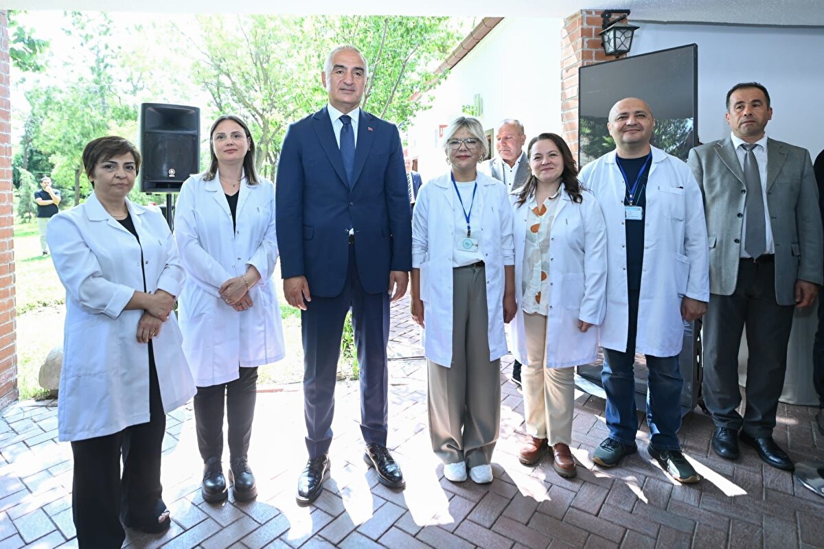 "Başarılarımız Yeni Adımlar İçin Şevk Veriyor"<br><br>2018 yılında Gordion Alan Başkanlığı'nın kurulmasının ve 2024'te "Geleceğe Miras" projesine dahil edilmesinin sonuçlarını aldıklarını vurgulayan Bakan Ersoy, "Geleceğe Miras uygulamaları kapsamında Gordion’da, daha bir yıl bile dolmadan böylesine güzel çalışmaların yapıldığını, bu denli değerli sonuçlar ve bulgular elde edildiğini görmek beni son derece mutlu etmiş ve gururlandırmıştır." ifadelerini kullandı.