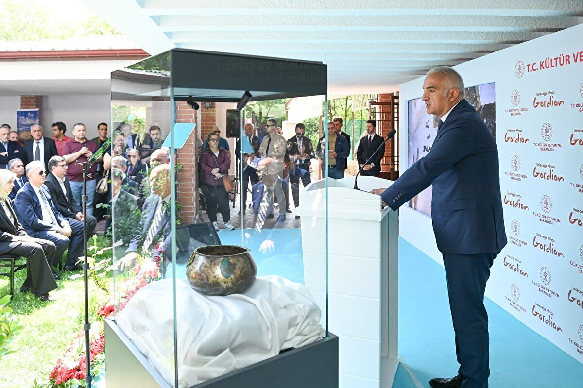 Gordion’un arkeoloji tarihine girişinin 131 yıl önce Berlin-Bağdat tren yolu inşaatıyla gerçekleştiğini hatırlatan Ersoy, "Günümüze kadar geçen 100 yılı aşkın sürede tam 46 tümülüste kazılar yapıldı. Bugün baktığımızda anıtsal Frig mimarisi, MÖ 800’e tarihlenen geniş tahribat tabakası ve Frig kraliyet ailesi ile aristokratlarına ait zengin mezarlarıyla Frig uygarlığının kimlik vesikası olan bir antik kent karşımızda duruyor." diye konuştu.