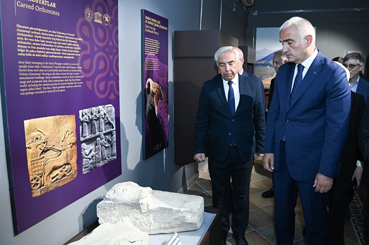 "Midas'tan Sonra En Yoğun Buluntular Ele Geçirildi"<br><br>Antik kentte kazılan 47’nci tümülüs olan T26 tümülüsünde 3,1 metreye 2,8 metre boyutlarında, ahşap konstrüksiyonlu bir mezar odası gün yüzüne çıkarıldığının ve yapılan kazılarda elde edilen bulguların önemine dikkat çeken Ersoy, "Toplam 88 metal eser bulunmuş; mezar içindeki iri kazanlar ve diğer buluntuların yanı sıra güney ve kuzey duvarlarında demir çivilerle asılmış şekilde bulunan bronz kaplar, neredeyse tamamen sağlam olarak ele geçirilmiştir." açıklamasını yaptı.