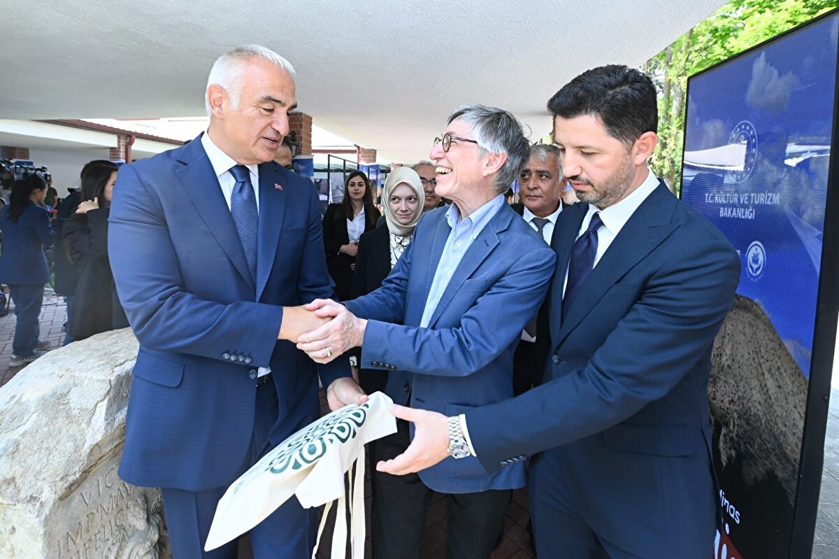 2024 yılında arkeolojik çalışmalarda 5 binden fazla kişiye istihdam sağlandığını da açıklayan Bakan Ersoy, "Bu ek istihdamlarla yürütülen yoğun çalışmalar önemli kazanımları beraberinde getirdi. Sadece 2024 yılında elde edilen arkeolojik buluntu sayısı 6 binin üzerindedir." dedi.<br><br>“Hayata geçirdiğimiz projeler öncesinde kazı çalışmaları 45 gün ya da en fazla 2 aylık bir dönemde yapılıyordu.” diyen Ersoy, konuşmasını şöyle sürdürdü: