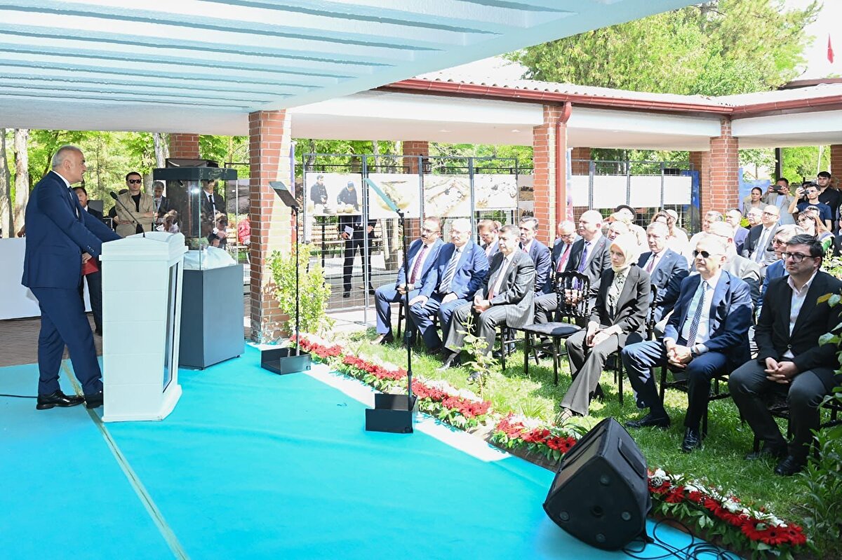 Ersoy, “Yine arkeoloji tarihimizde görülmemiş ölçüde sunduğumuz maddi ve lojistik destekler ile kazı, restorasyon, koruma, ihya ve inşa çalışmalarında adeta tarihi ayağa kaldırmakta, geçmişi bugüne ve geleceğe taşımaktayız.” dedi.