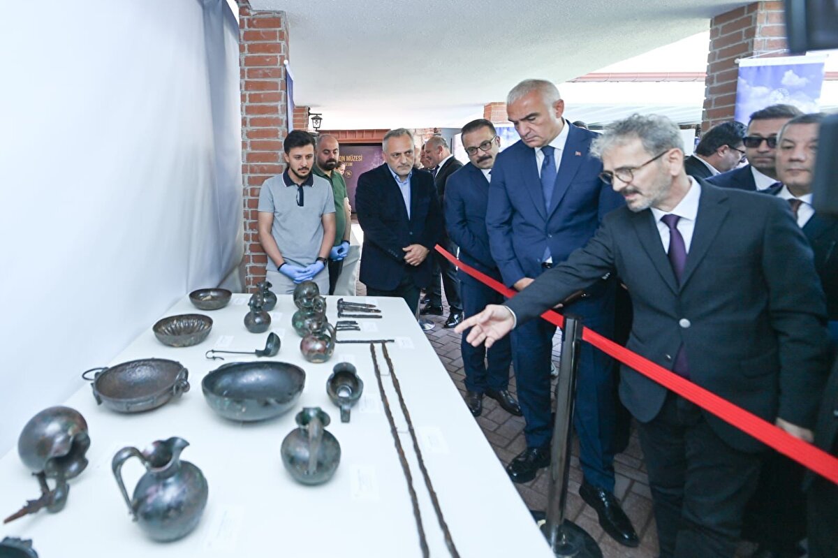 Bu buluntuların, Midas Tümülüsü'ndeki eserlerden sonra en yoğun grup olduğunu dile getiren Ersoy, sözlerini şöyle sürdürdü: <br><br>"Söz konusu bu eserlerden yola çıkarak mezar odasındaki kişinin, Gordios ve Midas ile ilişkili kraliyet ailesinden birisi olabileceğini tahmin ediyoruz. İnşallah bu yıl içinde mezar odasının ve bulunan eserlerin yerinde sergilenmesine yönelik çalışmaları tamamlayacağız. Hâlihazırda bu eserlerden 47 tanesinin restorasyon ve konservasyon işlemleri tamamlanmış olup bu lansman vesilesiyle Gordion Müzemize getirilmiştir. İlgili prosedürler tamamlandığında diğer eserlerimiz de müzedeki yerlerini alacaktır."