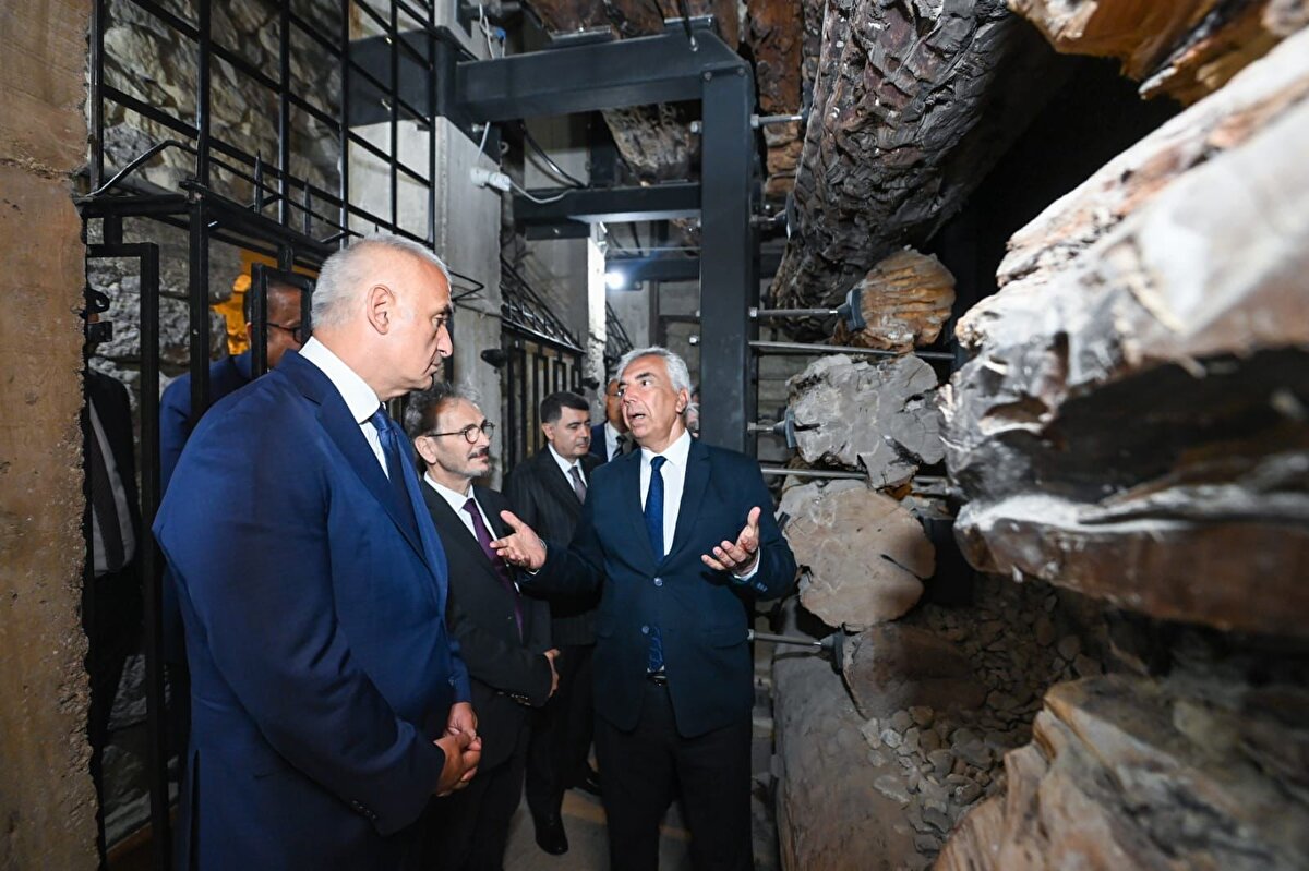 “Çalışma alanlarının hazırlanması ve kapatılması dikkate alındığında bu süreler daha da kısalıyordu. Bütçe deseniz, bugünkü rakamlarla kıyaslanamayacak ölçüde azdı. Şimdi Gordion’da olduğu gibi Türkiye’nin dört bir yanındaki kazıları, hatta Antalya ve Muğla gibi bölgelerdeki su altı arkeoloji çalışmalarını da hocalarımız, ellerindeki yeterli ödeneklerle yıl boyu sürdürebiliyorlar. Çalışmalarını artık bütçe ya da istihdama göre değil mevsim şartlarına göre belirliyorlar. Yılın kalanında da akademik mesailerini sürdürüyorlar. Sözün özü, attığımız adımlarla kazı ve restorasyon çalışmalarını 4 mevsim gerçekleştirilebilir duruma getirdik ve Türk arkeolojisinin gelişimini hızlandırarak uluslararası alanda etkisini ciddi ölçüde artırdık.”