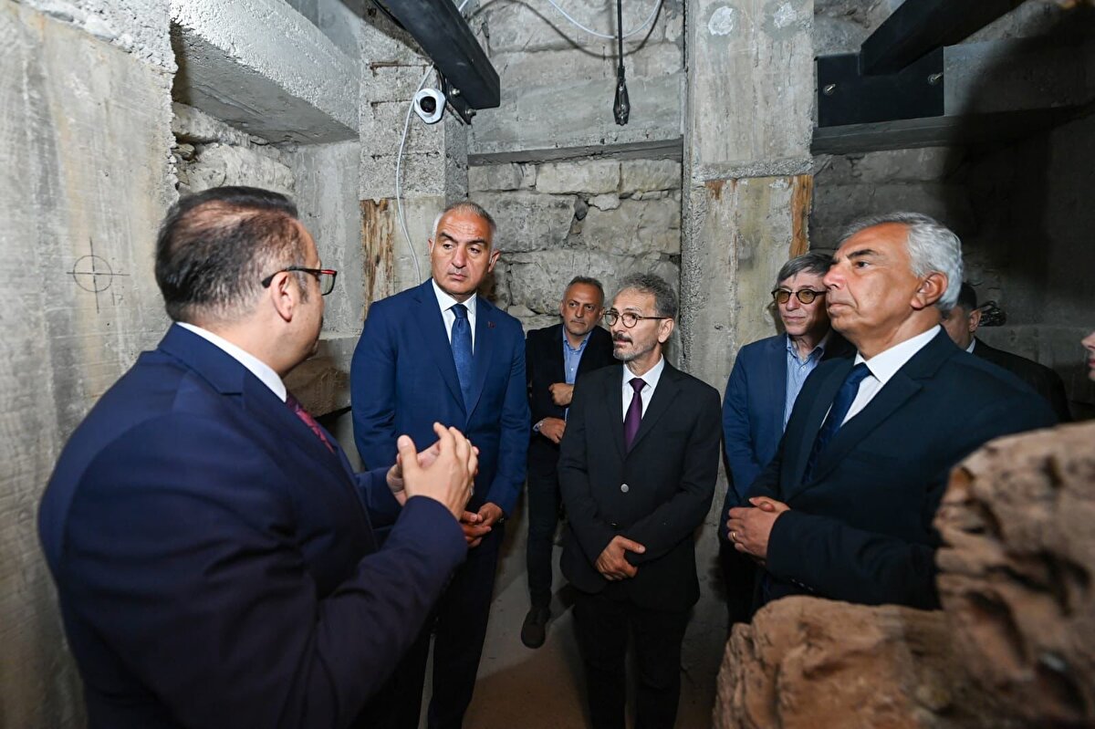 "Burası tabii Frigyalıların önemli merkezi, başkenti. İnşallah bu bugünden itibaren kamuoyuna çok daha fazla tanıtılmış, kamuoyu bundan çok daha haberdar olarak inşallah bu bölge daha fazla bir çekim merkezi haline gelecek. Biz Valilik olarak Ankara'mızda kültürel eserlerin, tarihi eserlerin gün yüzüne çıkması için hem kalkınma ajansından hem YİKOB'tan elimizden gelen desteği sağlamaya çalışıyoruz. Burası da desteklediğimiz yerlerden birisi oldu. Inşallah bundan sonra da yine Sayın Bakanımızın ve Bakanlığımızın destekleriyle elimiz buranın üstünde olacak."