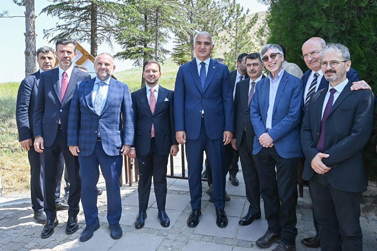 Bakan Ersoy ayrıca, yabancı kazıların da dahil olduğu "Arkeolojik Kazıların 12 Aya Yayılması" projesinin önemini vurgulayarak, "Ortaya koyduğumuz akılcı planlamalar sayesinde ulaştığımız ciddi başarılar, yeni adımlar atmak için hepimize şevk vermektedir. 2013 yılından itibaren Gordion Kazı Başkanlığı görevini yürüten Sayın Charles Brian Rose ve ‘Koordinatör Kazı Başkanı’ olarak 2024’te bu sorumluluğu üstlenen Sayın Prof. Dr. Yücel Şenyurt’un şahsında bu eşsiz tarihin gün yüzüne çıkarılmasına emek veren herkese ayrı ayrı şükranlarımı sunuyorum. Geçmişten günümüze Türk arkeolojisine emek veren her bir insanımızın alın teri, emeği ve bilgisi sayesinde bu toprakların kadim geçmişi, yarınlarımıza uzanan yol olmaya ve geleceğimize yön vermeye devam edecektir." şeklinde konuştu.