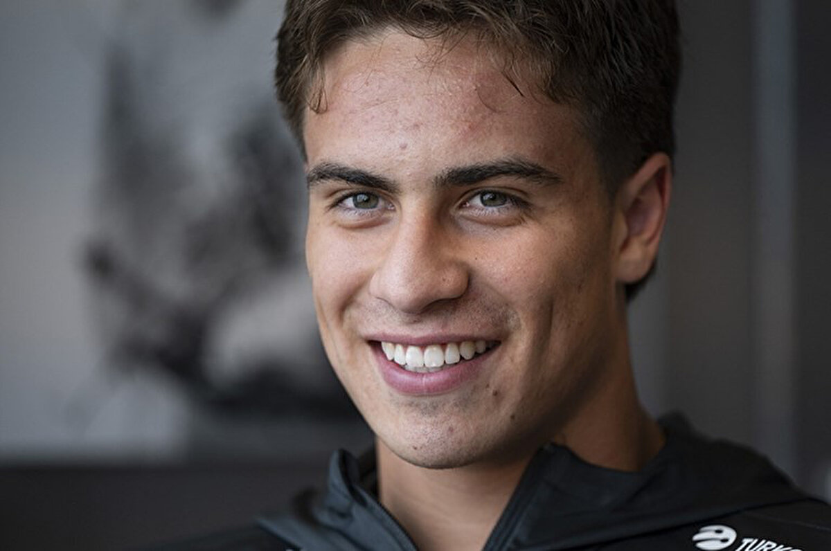 Juventus ile İtalya Ligi'nde son haftada Şampiyonlar Ligi'ne katılma hakkını elde ettikleri için mutlu olduğunu vurgulayan milli futbolcu, "Juventus olarak Şampiyonlar Ligi'nde olmak zorundaydık. Bunu başarmak için elimizden gelen her şeyi yaptık. Juventus oyuncusu olarak kendimizi başka bir turnuvada düşünmüyoruz. Çocukluğumdan bu yana futbolu seven biri olarak Şampiyonlar Ligi'nin seremonisindeki müziği duyduğumda tüyleriniz diken diken oluyor, hep hayalini kurardım. Geçen sene Şampiyonlar Ligi'nde oynama şansım oldu, tekrar o müziği dinlemek her zaman tüyleri diken diken yapar." ifadelerini kullandı.