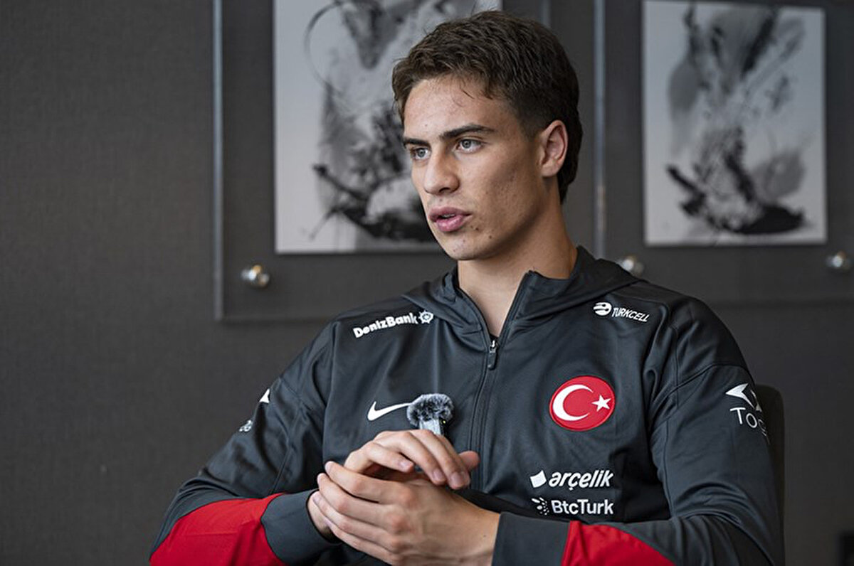 İtalya Serie A Ligi takımlarından Juventus forması giyen Kenan Yıldız, ABD ve Meksika ile oynayacağı hazırlık maçları için ABD'de çalışmalarını sürdüren milli takımın kamp yaptığı otelde AA muhabirinin sorularını yanıtladı. Kenan, ABD ve Meksika ile oynanacak hazırlık maçları hakkında, "İki hazırlık maçı oynayacağız, iki rakibimiz de Dünya Kupası'na ev sahipliği yapacak önemli takımlar. Elimizden gelen en iyisini yaparak, iyi performans göstererek kazanmak istiyoruz." dedi.<br>