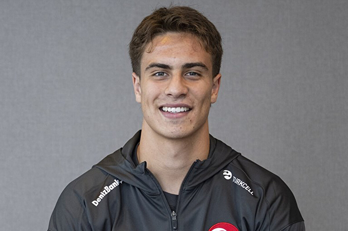 Milli futbolcu, Juventus'ta Michel Platini, Roberto Baggio ve Alessandro Del Piero gibi efsane isimlerin giydiği 10 numarayı giydiğinin hatırlatılması üzerine, "Mükemmel bir his, tarihi bir forma giyiyorum. Çok çalışıp en iyisini yapmak istiyorum." dedi. Kenan Yıldız, Juventus ile FIFA Kulüpler Dünya Kupası'nda da iyi performans gösterip, kupaya kadar ilerlemek istediklerini dile getirdi.<br>