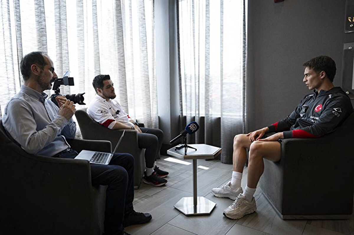 Milli futbolcu, PSG'nin Inter'i 5-0 yendiği final maçından sonra kaptan Hakan Çalhanoğlu ile henüz konuşmadığını belirterek, "Bu tarz mağlubiyetlerden sonra ben de rahatsız edilmeyi sevmem. Son 3 yılda 2 final oynadılar, bu çok büyük bir başarı. Çok şanssızlardı. Maçtan önce hiç kimse böyle bir skoru tahmin edemez." ifadelerini kullandı.<br>