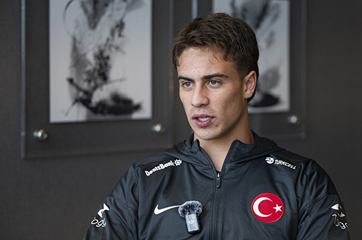 A Milli Takım'ın İtalyan teknik direktörü Vincenzo Montella yönetiminde gelişerek hedeflerine ilerlediklerini dile getiren Kenan, şöyle konuştu: "Milli takımın önceki dönemlerinde olmadığım için çok fazla bir şey söyleyemem ama hocamızla ilgili şunu söyleyebilirim, hem insan olarak inanılmaz biri hem de hoca olarak çok iyi bir hoca. Bize enerjisini tam anlamıyla katıyor, bana ilk fırsatlardan birini veren hocalardan bir tanesi. Montella ile çalışmaktan ne kadar mutlu olduğumu kelimelerle size anlatamam."