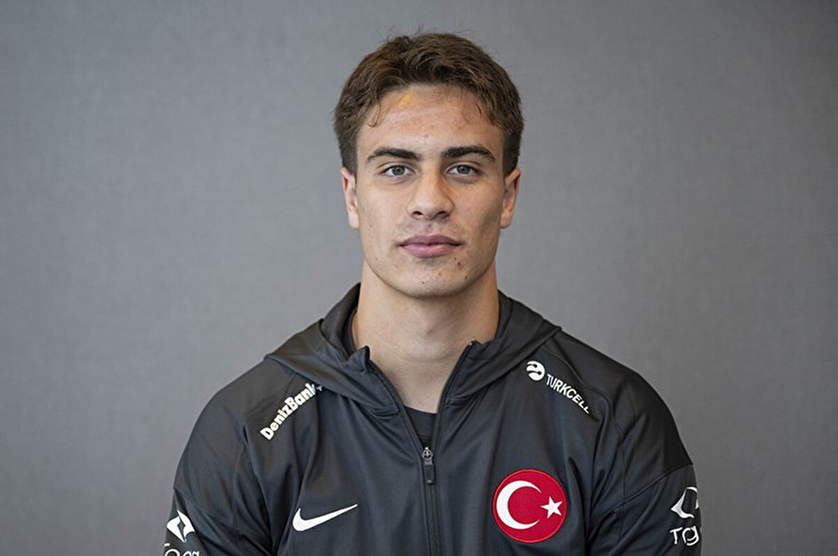 Almanya'nın ev sahipliği yaptığı EURO 2024'te milli takım olarak çeyrek finale yükselerek iyi iş çıkardıklarını aktaran genç oyuncu, "Kendi adıma performansımla alakalı konuşmam gerekirse çok çalışarak en iyisini yapmaya çalıştım. Unutamadığım an olarak da Avusturya maçı sonrası yaşadığımız zirve duygular diyebilirim. Avusturya maçından sonra yaşadıklarımızı, o anları asla unutmayacağım." değerlendirmesinde bulundu.