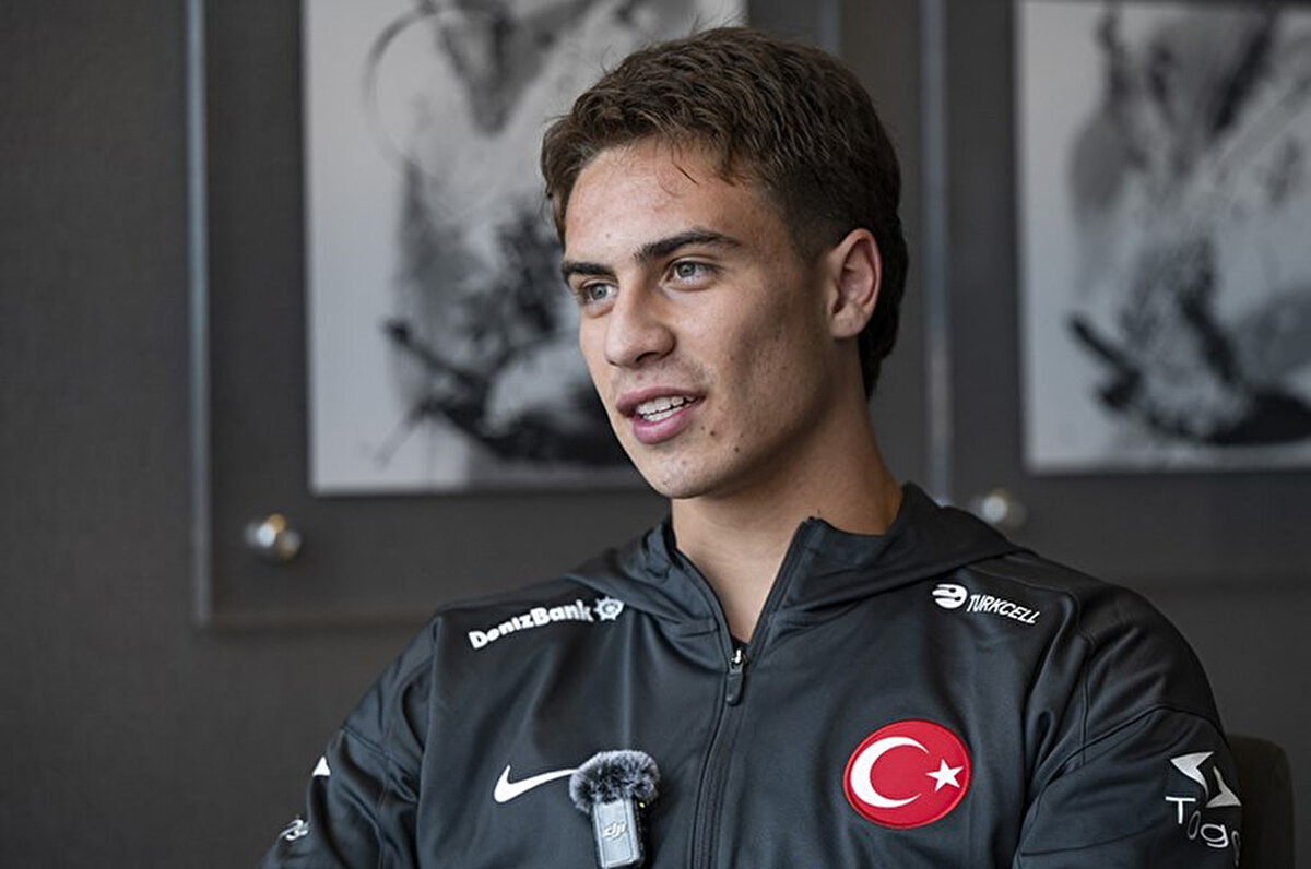 Kenan Yıldız, "İspanya'yı geçerek grup lideri olabileceğimize inanıyor musun?" sorusunu, "Her maçı kazanabilecek potansiyelde bir takımız. Tabii ki neden olmasın. Şimdiden kazanırız kaybederiz diyemem ama çok çalışmaya inanıyorum. Çok çalışarak en iyi performansı vermeye inanan biriyim. Herkesi yenebileceğimizi biliyorum. Dünya Kupası, bir futbolcu olarak oynayabileceğiniz en büyük turnuva. En büyük hayalimiz Dünya Kupası'nda olmak. Umarım Dünya Kupası'na katılabiliriz." yanıtını verdi.