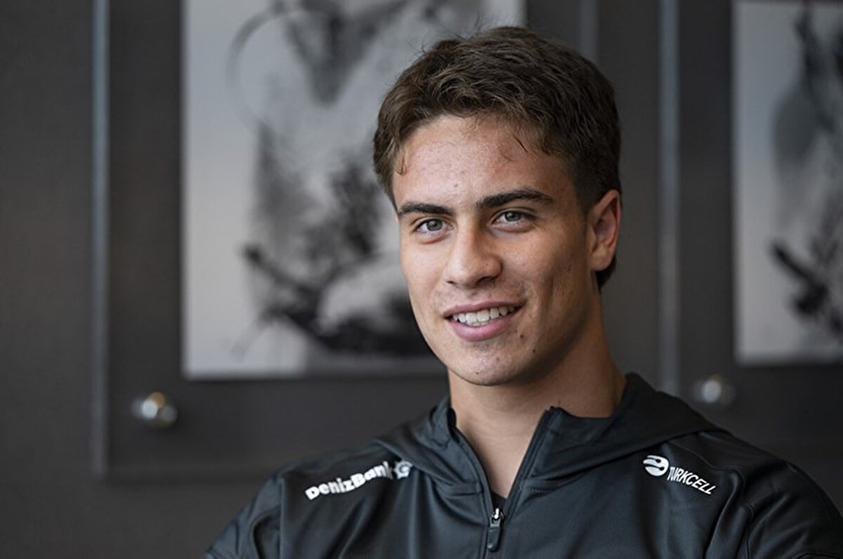 Kenan Yıldız, yarı finale çok yaklaştıklarını hatırlatarak, sözlerini şöyle sürdürdü: "Aslında hepimiz yarı finale kalabileceğimize inanıyorduk. Maç elimizdeydi, sonra neler olduğunu tam olarak anlamadık, kalemizde iki gol gördük ve maalesef elendik. Turnuva boyunca birçok şeyi başardık, daha fazlasını da başarabileceğimizi biliyorduk. Taraftarlarımızı üzgün görmek çok zordu, sadece onlar değil biz de çok üzgündük. Turnuva boyunca bize verdikleri destekten sonra onları ağlarken görmek bizi daha fazla üzdü. Çünkü daha fazlasını yapabileceğimize inanıyorduk, şanssız anlar yaşadık ve elendik. Taraftarınızla birlikte bir şey başardığınızda üzüntü de olsa mutluluk da olsa muazzam duygular yaşıyorsunuz. Özellikle turnuvadaki ilk maçtan sonra o ilk galibiyeti almanın duyguları da bizde zirve yapmıştı. Taraftarlarımızla o duyguları paylaşmak unutulmazdı. "