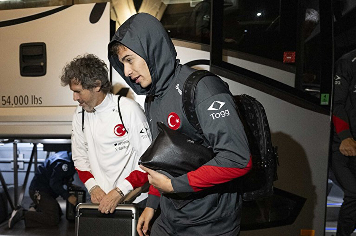 Altın top ödülü için bir favorisi olmadığını dile getiren Kenan, "İrfan Can Kahveci'nin 'Kenan'ın telefon ekranında altın top fotoğrafı var. Bu inanılmaz bir motivasyon' sözleri hakkında ne düşünüyorsun?" sorusuna, "Neler başarabilirim bilmiyorum ama her futbolcunun hayali altın top gibi bir ödül alabilmek. Her zaman çok çalışarak en iyisini yapmaya çalışacağım." yanıtını verdi.<br>