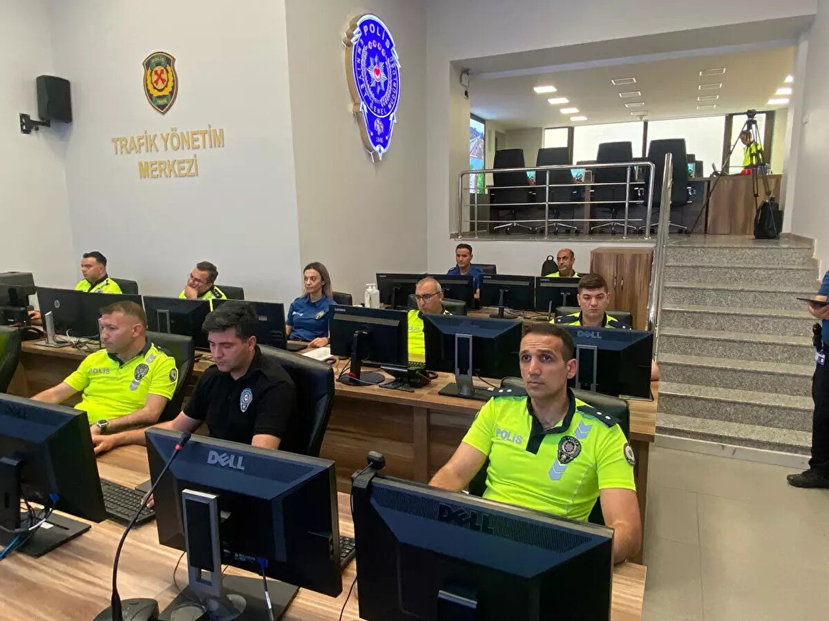 "92 binden fazla kamerayı izleyebiliyoruz"<br><br>Aydın, Türkiye genelinde denetim gerçekleştiren trafik ekiplerinin anlık konumlarını, hangi konularda denetim gerçekleştiklerini takip edebildiklerini söyleyerek, "'Kent Güvenliği Yönetim Sistemi’ marifetiyle 92 binden fazla kamerayı izleyebiliyoruz.