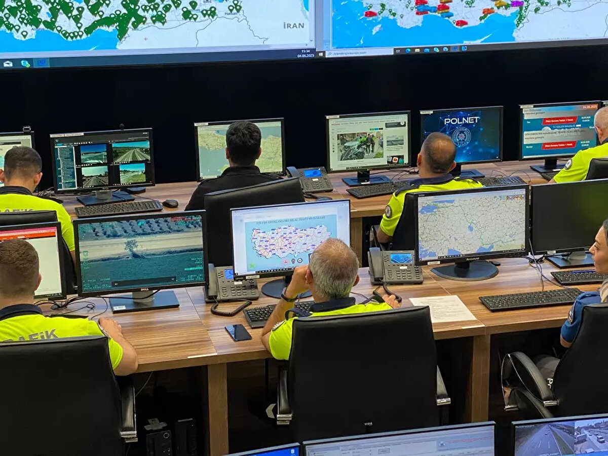 Trafik İzleme Merkezleri’nde tatil boyunca trafik yoğunluğu, kural ihlalleri anlık izlenecek. Merkezlerde kullanılan uygulama takip projesiyle tüm illerde anlık yapılan denetimler canlı izlenecek. Ayrıca, bayram tedbirleri kapsamında şehirlerarası taşımacılık yapan otobüslere 3 bin gizli yolcu görevlendirilmesi de yapıldı. Polis memurlarından oluşan gizli yolcular, seyahat sırasında otobüs şoförlerinin kural ihlali yapıp yapmadığını denetleyecek.