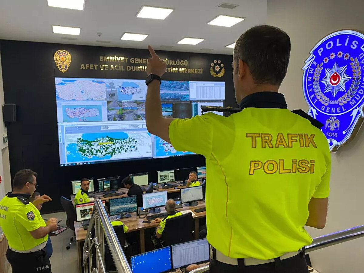 "Otobüs terminallerini de denetleyeceğiz"<br><br>Emniyet Genel Müdürlüğü Trafik Daire Başkanlığı Denetleme Müdürü Zafer Aydın, Kurban Bayramı trafik tedbirleri kapsamında günlük ortalama 17 bin 645 ekibin sahada görevlendirildiğini söyledi. Her gün bin 485 radar ile hız denetimi gerçekleştirileceğini belirten Aydın, “Bunun yanında 462 ortalama hız tespit sistemi ve 62 yerde bulunan EDS'ler ile de hız denetimleri gerçekleştirilecek. Bayram tedbirleri kapsamında otobüslerde 3 bin gizli yolcu uygulaması gerçekleştiriyoruz. Vatandaş gibi bilet alarak otobüslerde seyreden görevlilerimiz sürücülerin kural ihlallerini, bununla beraber bu otobüsleri denetleyen ekipleri de denetlemek marifetiyle sefer sonunda ihlal tespit edilmesi durumunda gerekli idari yaptırımlar uygulanıyor. Yine bayram süresi boyunca 37 ilde helikopterle, 81 ilde ise dron ile havadan trafik denetimi gerçekleştirilecek. Ve bu yıl ilk defa otobüs terminallerini de denetleteceğiz” dedi.