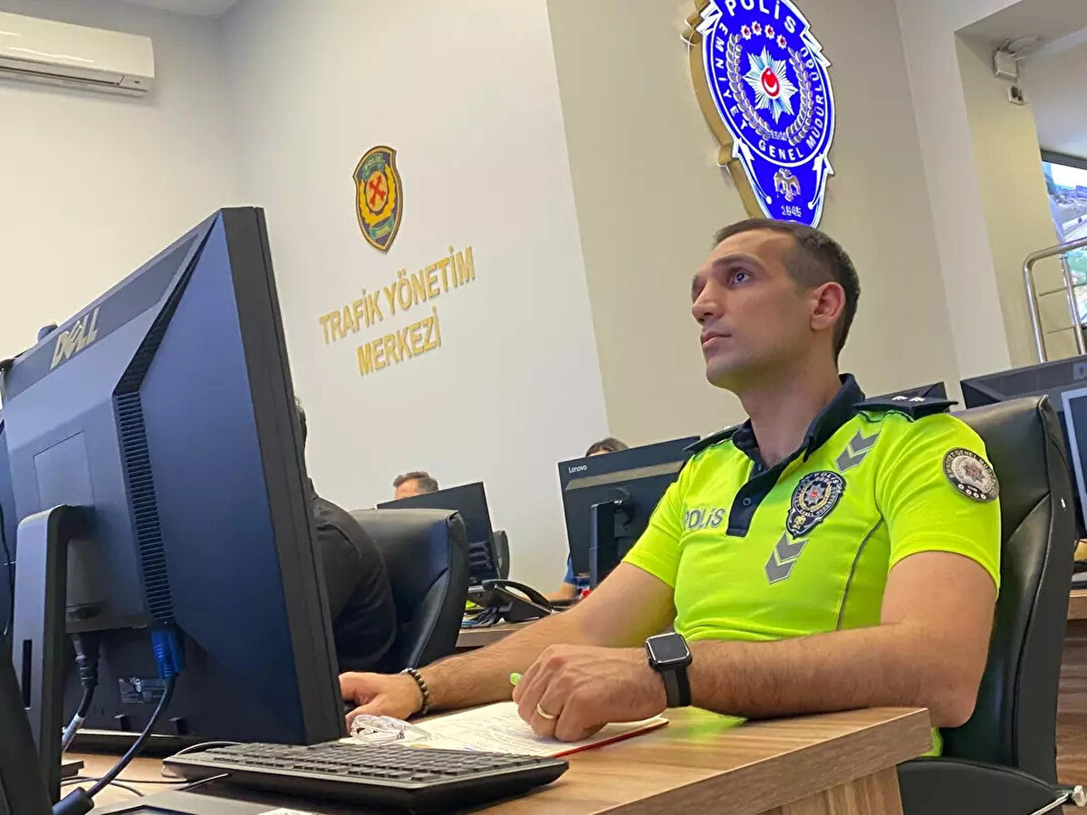 Kurban Bayramı'nda 17 bin 645 trafik ekibi sahada olacak! Emniyet Genel Müdürlüğü (EGM) ve Jandarma Genel Komutanlığı bünyesindeki Trafik İzleme Merkezleri, Kurban Bayramı tatili boyunca trafik akışını son teknoloji sistemlerle takip edecek. Emniyet Genel Müdürlüğü Trafik Daire Başkanlığı Denetleme Müdürü Zafer Aydın, "Yine bayram süresi boyunca 37 ilde helikopterle, 81 ilde ise dron ile havadan trafik denetimi gerçekleştirilecek. Ve bu yıl ilk defa otobüs terminallerini de denetleteceğiz" diyerek yeni uygulamayı duyurdu.