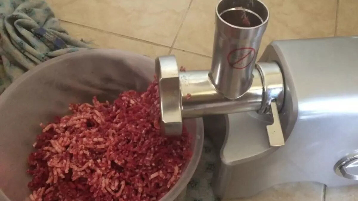 Kurban etinizi profesyonellere teslim edin<br><br>Gıda güvenliği uzmanları, kıyma işlemlerinin mutlaka ruhsatlı, denetlenen ve hijyen koşullarına uygun kasap dükkanlarında yapılması gerektiğini belirtiyor. Bayramın bereketinin sağlığa zarar vermemesi için vatandaşlara büyük sorumluluk düşüyor.