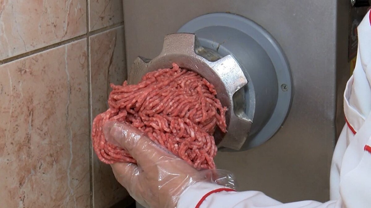 Ceza miktarı dudak uçuklatıyor!<br><br>Eğer kıyma çekimi yetkili olmayan kişilerce yapılıyorsa 21.006 TL, işlem hijyenik olmayan bir ortamda gerçekleştiriliyorsa tam 42.076 TL para cezası uygulanıyor. Toplamda 63 bin TL’ye varan cezalarla karşılaşmamak için dikkatli olmak şart.