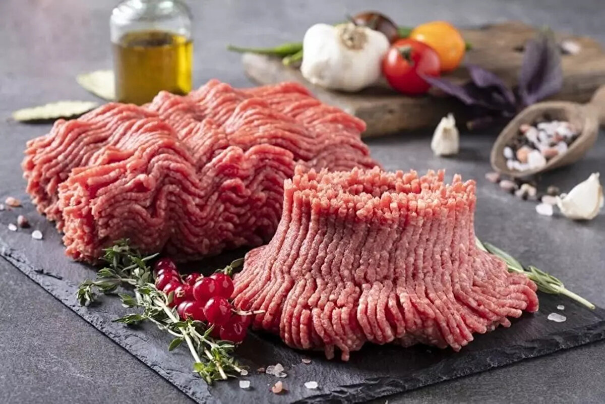 Yetkililerden çağrı:<br><br>“Kurban ibadetini yerine getirirken etin işlenmesi aşamasında da hem dini hassasiyetlere hem de sağlık kurallarına dikkat edilmeli. Gelişi güzel yerlerde değil, güvenilir ve belgeli işletmeler tercih edilmelidir.”