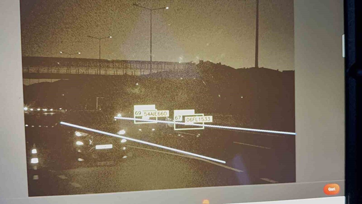 Bu çerçevede Düzce İl Emniyet Müdürlüğü’ne bağlı Bölge Trafik Denetleme Müdürlüğü ekipleri yapay zeka destekli "Trafidar" cihazını şehrin belli bölgelerine yerleştirdi.