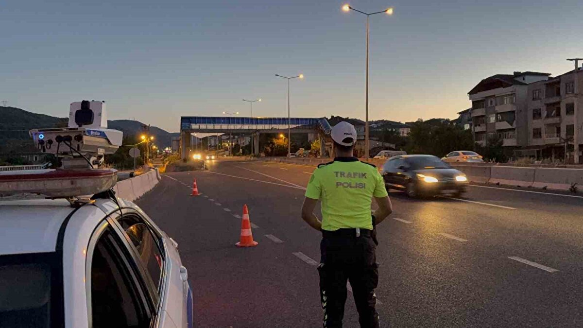 Kurban Bayramı için memleketlerine doğru yola çıkanlar başlayınca Düzce’de de trafik denetimleri sıklaştırıldı.