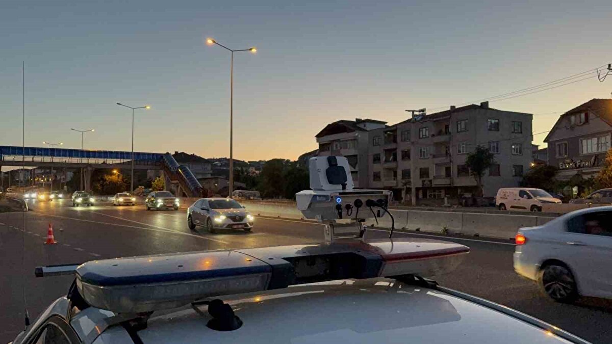 Terör tanımlı, araması olan, sigortasız, muayenesiz tüm araçları tespit edebilen Trafidar cihazı ayrıca hızlı giden araçların 3 farklı fotoğrafını çekmesinin ardından araç sahibine cezayı yazıp gönderiyor.