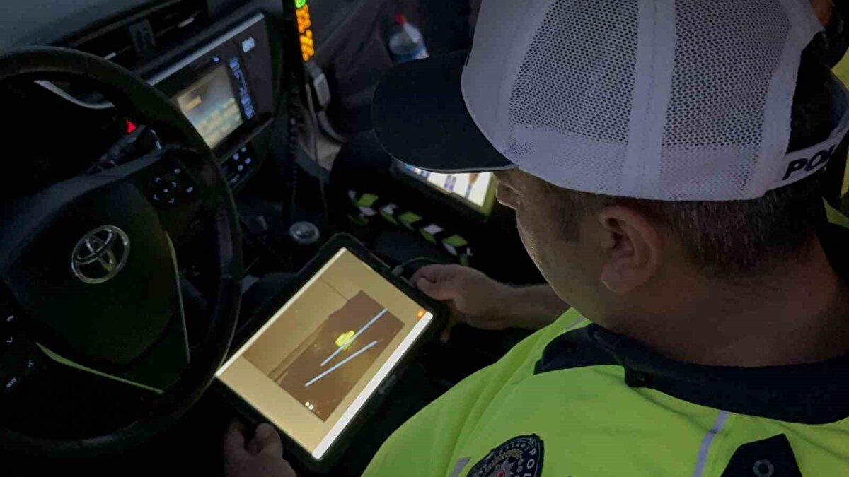 Düzce’de 4 gün boyunca şehrin farklı noktalarına kurulan cihaz 224 aracı tespit ederken, bu araçlara 526 bin 645 lira ceza gönderdi. Bayram boyunca Düzce genelinde çalışmaların devam edeceği belirtildi.