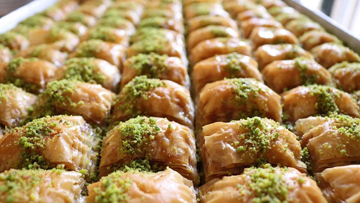 "Japonya gibi Uzak Doğu ülkelerine de baklava ihracatına başladık"<br><br>Yıldırım, sektörün iç tüketimin yanı sıra ihracattaki çalışmalarından bahsederek, 2024 sonu itibarıyla 500 milyon lira olan sektör ihracatının 2025 sonunda yüzde 20 aşılacağını, ihracatta gitgide artış yaşandığını kaydetti.