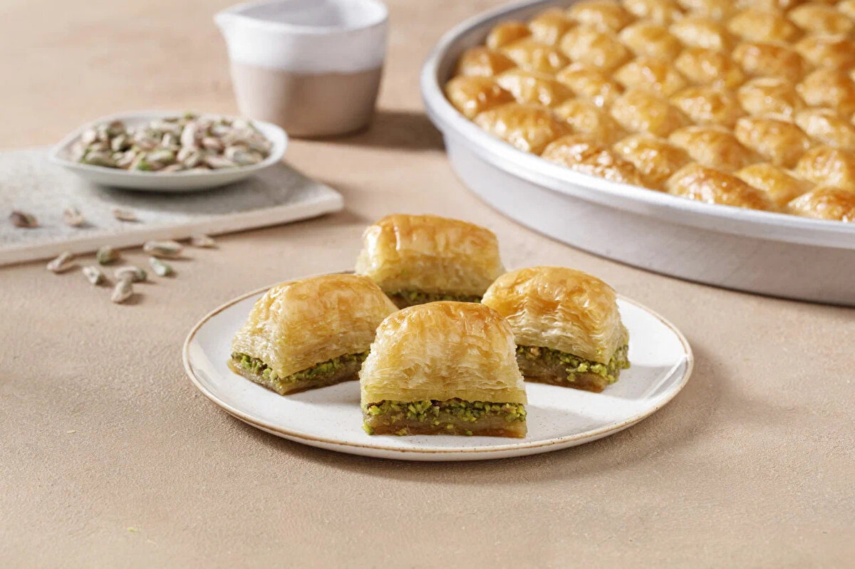 "Bayram süresince yaklaşık günlük 1750 ton baklava tüketilmesini öngörüyoruz"<br><br>Baklava ve Tatlı Üreticileri Derneği (BAKTAD) Başkanı Mehmet Yıldırım, bu bayramda da siparişleri yetiştirmek için tam kapasite çalıştıklarını belirterek, yoğun olan işleri yetiştirmek için sektörün hummalı bir çalışma içinde olduğunu söyledi.