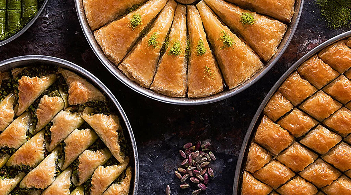 "İç tüketimde toplam satışlarımızın içinde online satışların payı yüzde 15'e ulaştı"<br><br>Mehmet Yıldırım, geleneksel yöntemlerin yanı sıra online tarafta yaşanan artışa da dikkati çekerek, sektörün online alışveriş alışkanlığını yavaş yavaş kazandığını söyledi.<br><br>İç pazarda online satışların gün geçtikçe arttığına işaret eden Yıldırım, "İç tüketimde toplam satışlarımızın içinde online satışların payı yüzde 15'e ulaştı." dedi.