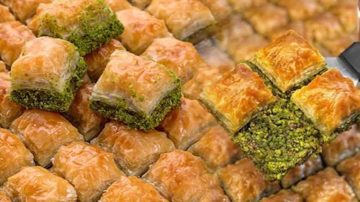 Yıldırım, tüketicileri baklava alırken dikkat etmesi gerekenlere ilişkin, şu tavsiyelerde bulundu:<br><br>"Geçtiğimiz günlerde basına da yansıdığı gibi küflenmiş cevizler kullanan işletmeleri gördük. Bu dönemde özellikle tüketicilerin ucuz ürünleri tercih etmemesi lazım. Kaliteli baklava yemek isteyen tüketici ucuz baklavayı tercih etmemeli. Bugün fiyatlar zaten belli, bir kilogram kaliteli fıstıklı baklavanın fiyatı 1400 lira ile 1600 lira arasında değişiyor. 500-600 liraya da baklava var, bunlar da tüketilebilir ama 200-250 liralık baklava tüketmek demek, sağlığı riske atmak demektir. Tüketici güvendiği, bildiği yerden alışveriş yapmalı. Fiyatlar bu bayram ortalama 600 ile 1600 lira arasında değişiyor. Baklavada fiyatı belirleyen şey içine koyulan ham maddenin kalitesi ve miktarıdır."