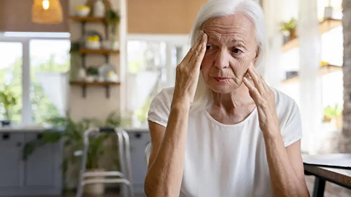 Bilim insanları, Alzheimer’a karşı geliştirilen yeni bir ilacın beynin en önemli savunma hattı olan kan-beyin bariyerini (BBB) koruyarak hastalığın ilerlemesini durdurabildiğini açıkladı. Fareler üzerinde yapılan deneylerde, bu ilaç sayesinde beyin hücreleri zarar görmedi, hafıza kaybı yaşanmadı.