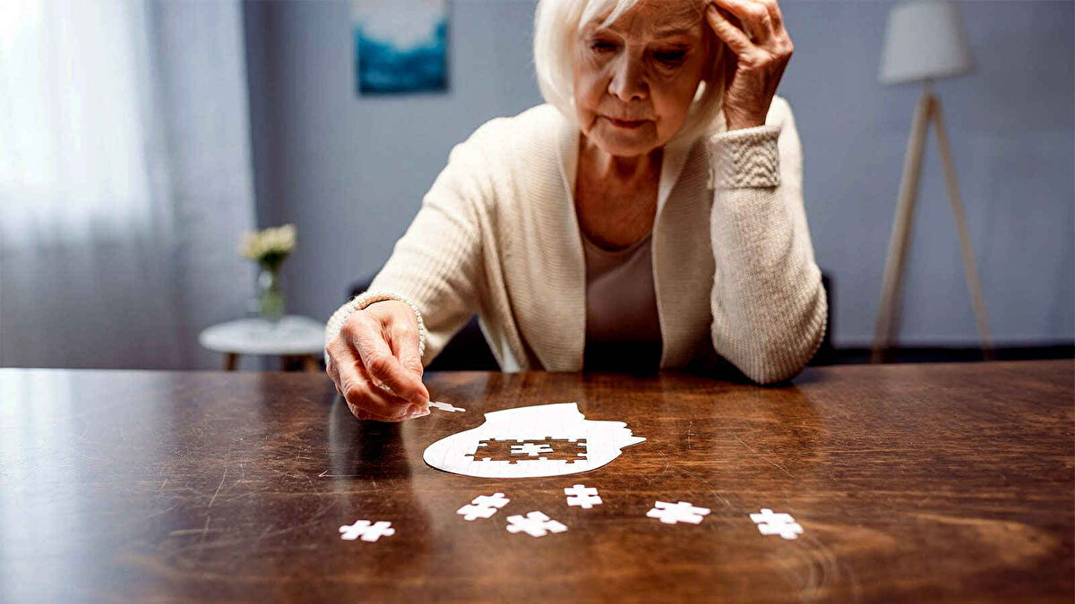 Dünya genelinde 55 milyondan fazla insan demansla mücadele ediyor ve en yaygın sebep Alzheimer hastalığı. Ancak bu hastalık için henüz kesin bir tedavi yok. Şimdi ise ABD’deki Case Western Reserve Üniversitesi’nden gelen yeni bir gelişme yaşandı.