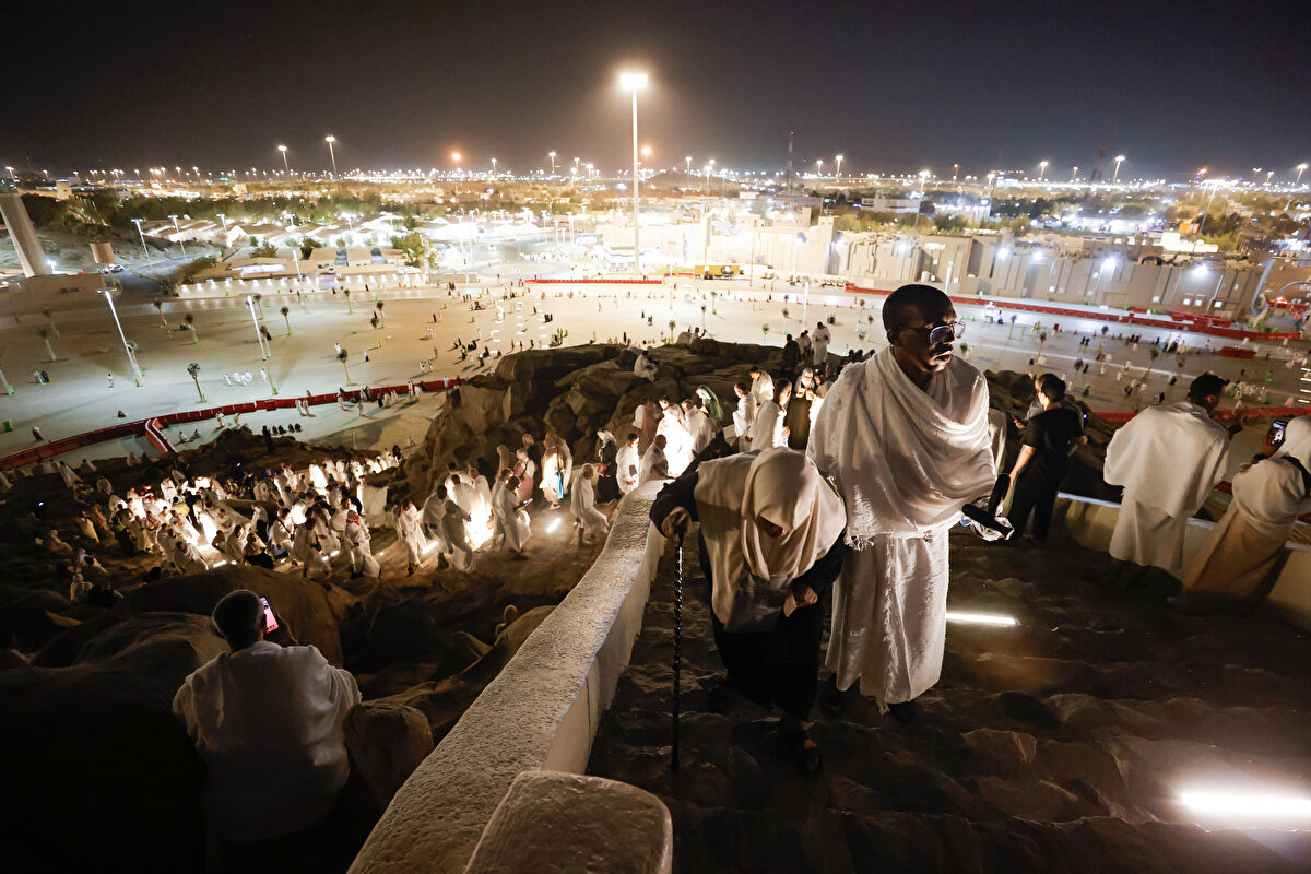 Hacı adaylarını taşıyan araçların çoğu, gece saatlerinde Arafat'a ulaştı. Sabaha kadar otobüsler, Arafat'a hacı adaylarını taşımaya devam etti.