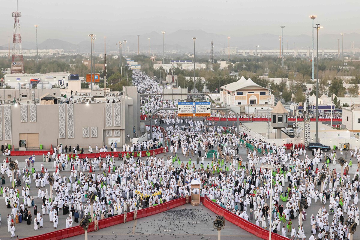 Hareket öncesi Suudi Arabistan yetkilileri, hacı adaylarının "Nusuk" adı verilen kartlarını tek tek sistemden kontrol etti. Kontrollerin ardından kafile bilgisinin yer aldığı barkotlar otobüslere yapıştırıldı.