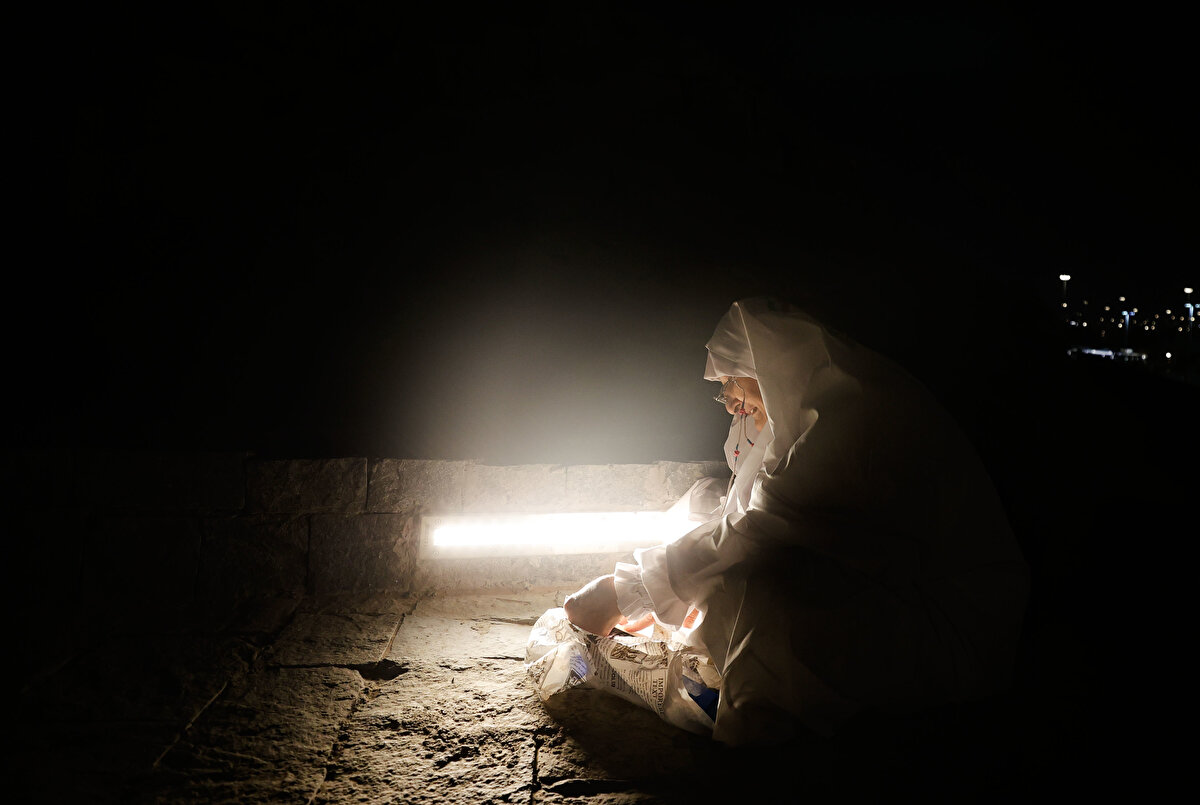 Hz. Peygamber’in “Hac Arafat’tır” buyurduğu ve haccın en önemli rüknü olan vakfe için Arafat'ta bulunan hacı adayları, Arafat'ta vakitlerini Kur'ân-ı Kerîm okuyarak, namaz kılarak ve dua ederek geçiriyor.