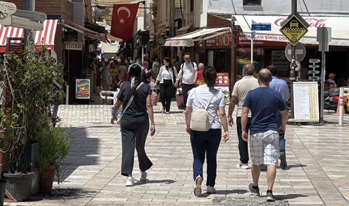 ☀️ AKDENİZ BÖLGESİ<br>Genel Durum: Az bulutlu ve açık.<br><br>Adana: 35°C<br><br>Antalya: 34°C<br><br>Hatay: 32°C<br><br>Isparta: 30°C