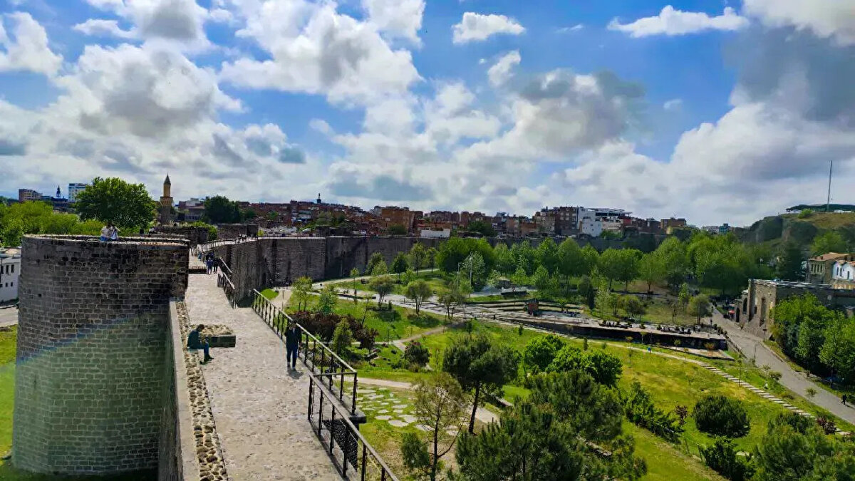 🌤️ GÜNEYDOĞU ANADOLU BÖLGESİ<br>Genel Durum: Parçalı ve az bulutlu.<br><br>Diyarbakır: 34°C<br><br>Gaziantep: 34°C<br><br>Mardin: 31°C<br><br>Şanlıurfa: 35°C