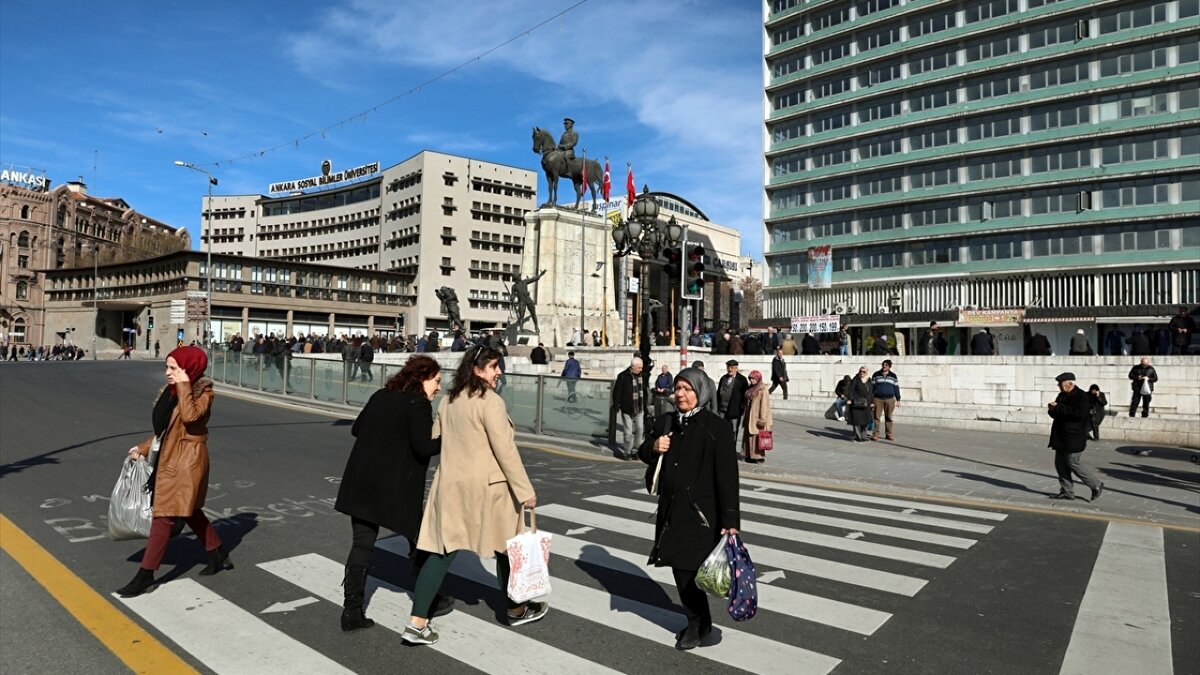 🌤️ İÇ ANADOLU BÖLGESİ<br>Genel Durum: Parçalı ve az bulutlu.<br><br>Ankara: 29°C<br><br>Eskişehir: 32°C<br><br>Konya: 29°C<br><br>Nevşehir: 25°C