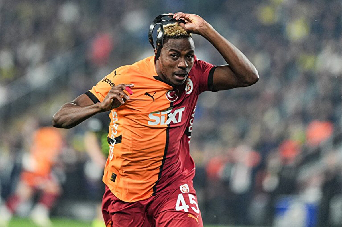 Okan Buruk geçtiğimiz gün yaptığı açıklamada Osimhen'in son maçtan sonra kimseyle vedalaşmadığını belirtmiş ve takımda kalmasına yüzde 51 oran vermişti. Galatasaray'ın Nijeryalı yıldıza yaptığı yeni teklife dair çarpıcı bir iddia ortaya atıldı.<br>