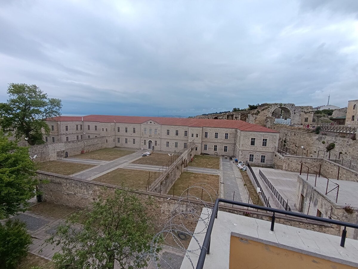 Toplamda 157 milyon TL’yi aşkın yatırım bedeliyle hayata geçirilen proje kapsamında, 3.469 m²’lik alanda cezaevi yapısının hatırasını yaşatacak özel bölümler oluşturuldu. Ziyaretçiler, yapı içerisindeki tarihsel izlere tanıklık etmenin yanı sıra, kültür ve medeniyet temalı sergilerle zenginleştirilmiş bir içerikle karşılaşacak.