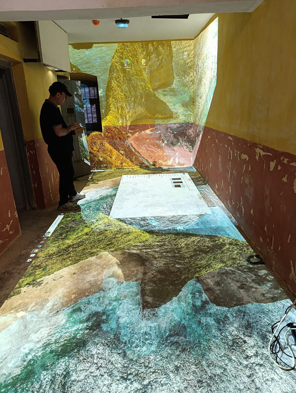 Ayrıca, yapının çevresini saran 4.590 m²’lik Sinop İç Kalesi üzerindeki yürüyüş yolları da özgün dokusuna uygun biçimde restore edilerek hem kalenin hem de Karadeniz’in eşsiz manzarasına erişim sağlandı.