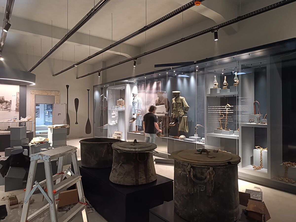 Tarihî atmosferiyle güçlü bir hafızaya ev sahipliği yapan Sinop Tarihi Cezaevi Müzesi, geçmişin izlerini çağdaş bir yaklaşımla bugüne taşıyarak ziyaretçilerine hem düşünsel hem de duygusal bir bağ kurma imkânı sunacak.