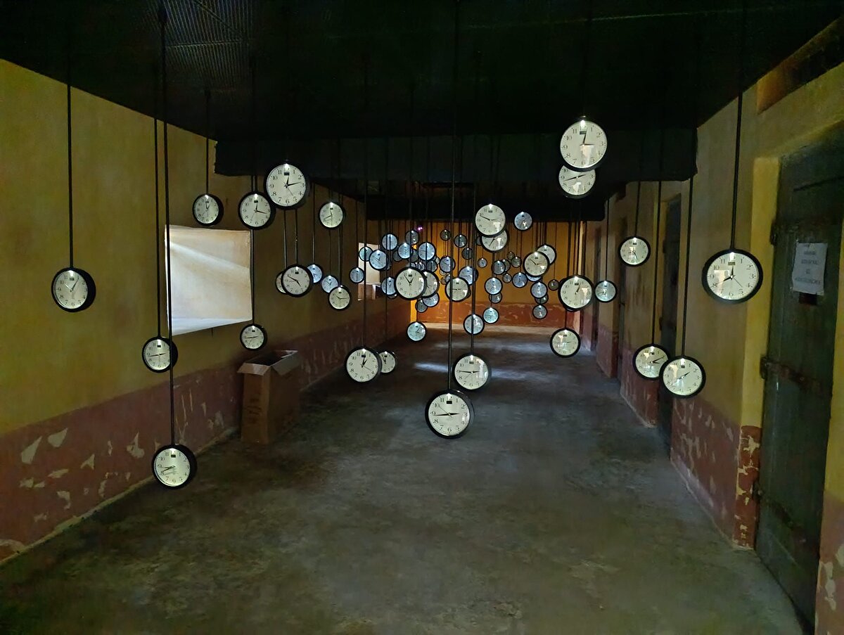 Helenistik Dönem’den günümüze ulaşan Sinop İç Kalesi’nin içinde yer alan cezaevi yapısı, Avrupa Birliği destekli “Ortak Kültürel Miras: Türkiye ve AB Arasında Koruma ve Diyalog İnşası (Faz II)” projesi kapsamında yeniden işlevlendirilerek müzeye dönüştürüldü. 2023 yılında restorasyonu tamamlanan yapı için 11.10.2024 tarihinde teşhir-tanzim ve yürüyüş yolları yapım işi başlatıldı. Samsun Rölöve ve Anıtlar Müdürlüğü tarafından yürütülen çalışmalar kısa sürede tamamlanarak cezaevi müzesi açılışa hazır hale getirildi.