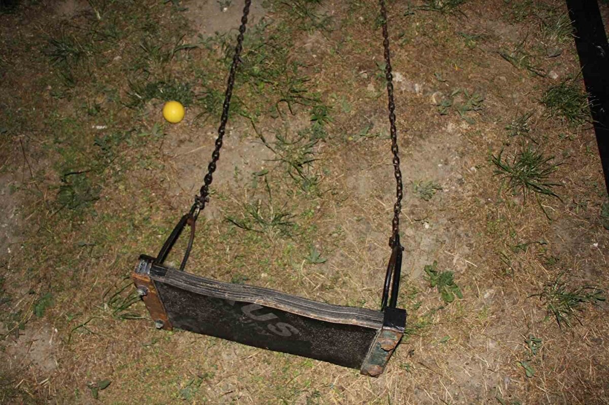 Bu sırada ailenin çocuğu Yağız Duran, çay bahçesinin bulunduğu alandaki parkta salıncağa binmek istedi. 